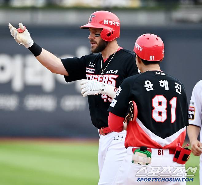 1일 수원KT위즈파크에서 열린 KIA와 KT의 경기, 1회초 1사 1,2루 KIA 위즈덤이 안타를 치고 기뻐하고 있다. 수원=허상욱 기자wook@sportschosun.com/2025.06.01/