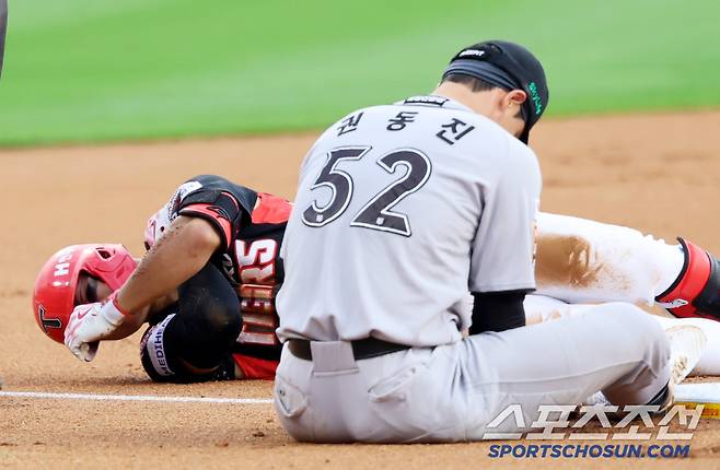 22일 수원KT위즈파크에서 열린 KIA와 KT의 경기, 1회초 1사 2루 KIA 김도영이 적시타를 치고 3루로 뛰다 KT 3루수 권동진과 충돌해 고통스러워 하고 있다. 수원=허상욱 기자wook@sportschosun.com/2025.05.22/