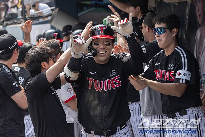 LG 김현수가 4회초 스리런포를 날린 뒤 더그아웃에서 동료들의 축하를 받고 기뻐하고 있다. 사진제공=LG 트윈스