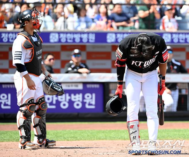 3일 대전 한화생명볼파크에서 열린 KT와 한화의 경기,  3회초 KT 장진혁이 타석에 나서 친정팀 팬들에게 인사하고 있다. 대전=허상욱 기자wook@sportschosun.com/2025.06.03/