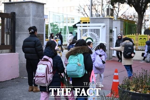 늘봄학교는 초등학교에서 아침 수업 시간 전과 정규수업 후 오후 8시까지 원하는 학생에게 다양한 방과 후·돌봄 프로그램을 제공하는 제도다. 학생들의 학교 적응을 돕고 맞벌이 부모의 방과 후 돌봄 부담과 사교육 수요를 줄이겠다는 취지로 추진됐다. 사진은 서울 영등포구 한 초등학교로 기사 내용과 무관./이새롬 기자