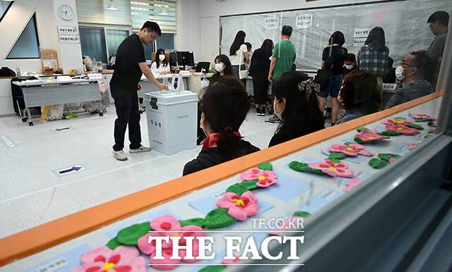 제21대 대통령선거 투표일인 3일 오전 서울 서초구 서초동 원명초등학교 교실에 마련된 서초4동투표소를 찾은 시민들이 투표를 하고 있다. /임영무 기자