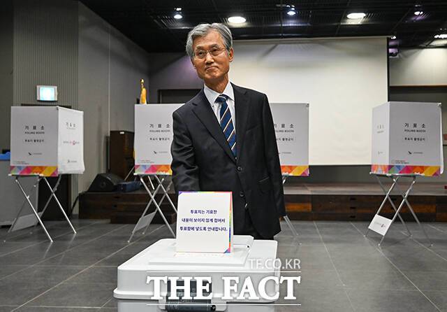 조희대 대법원장이 제21대 대통령 선거 날인 3일 오전 서울 용산구 한남동 제3투표소에서 투표하고 있다. /장윤석 기자