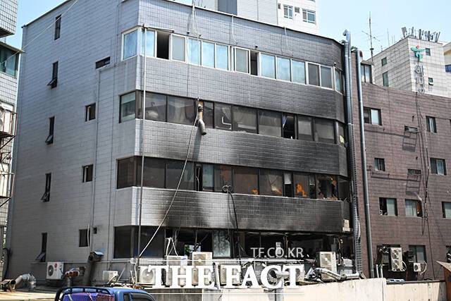 서울 중구 신당동 봉제공장에서 불이 나 1명이 사망하고 4명이 다쳤다. 사진은 3일 오전 서울 중구 신당동 봉제공장에서 화재가 발생해 1명이 숨진 가운데 건물이 검게 그을려 있는 모습./박헌우 기자