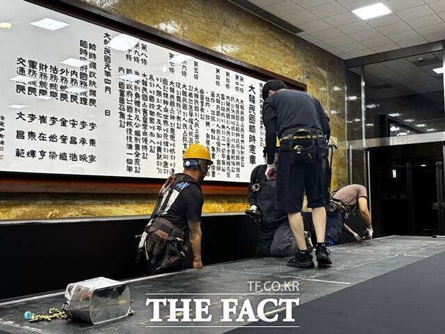 제21대 대통령 취임식을 하루 앞두고 3일 서울 여의도 국회 로텐더홀에서 공사가 진행되고 있다. 이 곳은 취임식 때 기자석으로 활용될 예정이다. /국회=이하린 기자