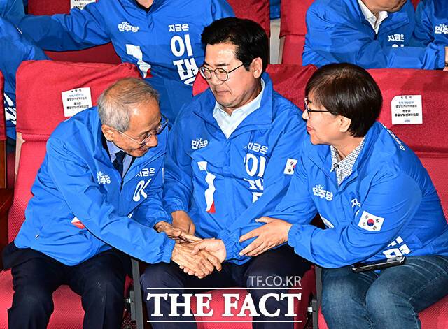 밝은 표정으로 악수 나누는 윤여준·박찬대·정은경 상임총괄선대위원장.