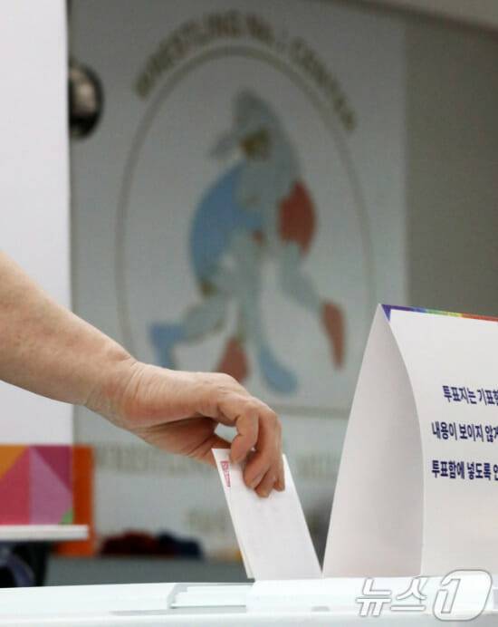 제21대 대통령 선거일인 3일 부산 수영구 레슬링넘버원 멀티짐에 마련된 남천제2동 제3투표소에서 유권자가 투표를 하고 있다. 2025.6.3/뉴스1 ⓒ News1 윤일지 기자