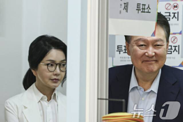 윤석열 전 대통령과 김건희 여사가 제 21대 대통령 선거일인 3일 오전 서울 서초구 원명초등학교에 마련된 서초4동 제3투표소에서 투표를 하기위해 대기하고 있다. (사진=공동취재(뉴스1))