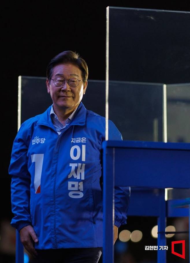 이재명 더불어민주당 대선 후보가 2일 서울 여의도공원 문화의마당에서 마지막 유세를 하고 있다. 김현민 기자