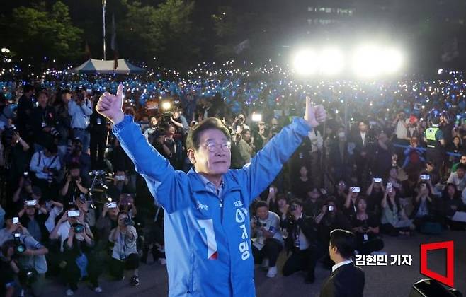 이재명 더불어민주당 대선 후보가 2일 서울 여의도공원 문화의마당에서 열린 마지막 유세에서 지지를 호소하고 있다. 김현민 기자