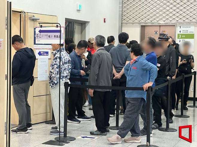 오전 6시전부터 종로1·2·3·4동 주민센터에서 투표를 기다리는 시민들. 이은서 기자