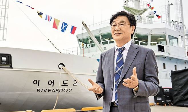 지난달 20일 취항한 해양 연구선 이어도2호 앞에 선 박정기 KIOST 첨단인프라운영센터장. 그는 "이어도2호가 바다에 뜨는 것을 보며 자식 시집 장가 보내는 기분을 느꼈다"고 했다. /한국해양과학기술원(KIOST)