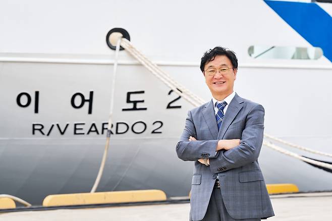 지난달 20일 취항한 해양 연구선 이어도2호 앞에 선 박정기 KIOST 첨단인프라운영센터장. /한국해양과학기술원(KIOST)