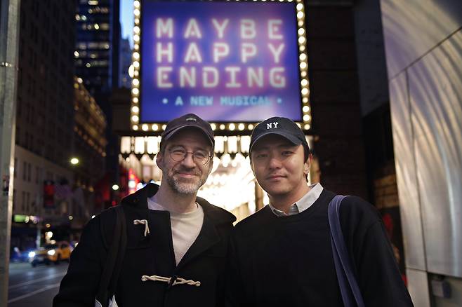 지난해 11월 '어쩌면 해피엔딩' 프리뷰 공연이 진행 중이던 미국 뉴욕 브로드웨이 벨라스코 극장 앞에서 만난 박천휴, 윌 애런슨. '윌 휴 콤비'로 불리는 두 사람은 지난해 제18회 차범석희곡상 뮤지컬 대본 부문 수상작 '일 테노레'의 이야기와 음악도 함께 만들었다.  /뉴욕=이태훈 기자