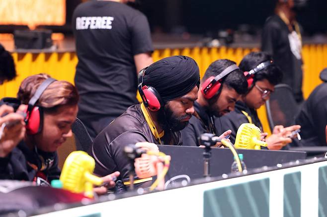 인도 최대 e스포츠 대회 - 인도 뭄바이에서 2023년 열린 인도 최대 e스포츠 대회 '배틀그라운드 모바일 인도 시리즈(BGIS) 2023' 현장에서 인도 프로게이머들이 스마트폰을 들고 게임 경기를 하고 있다. 이 대회 예선에만 65만명이 참가 신청을 했다. 매년 열리는 대회로 올해 4월 총상금 3210만 루피(약 5억원)를 두고 치러진 경기는 약 2억명이 시청했다. /크래프톤