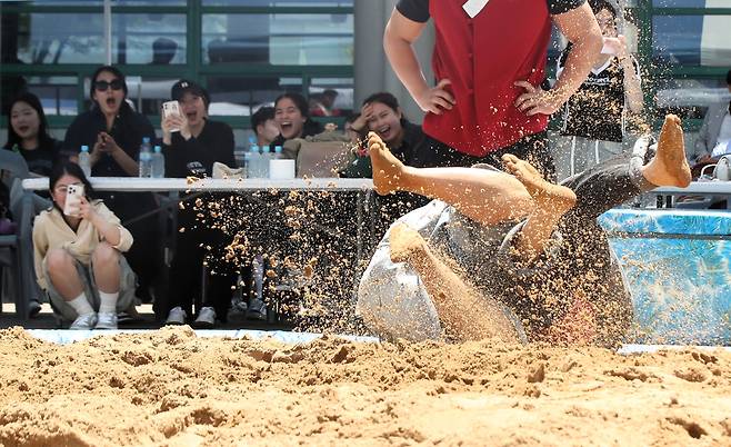 지난 5월 20일 오후 경남 김해시 어방동 인제대학교 김해캠퍼스에서 제3회 인제대 총장배 외국인학생 장사씨름대회가 열려 외국인 유학생들이 씨름경기를 펼치는 가운데 승패가 결정되자 응원하던 학생들이 환호성을 지르고 있다./김동환 기자
