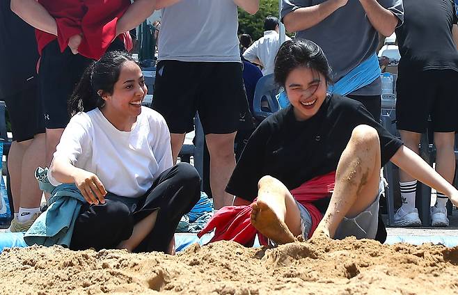 지난 5월 20일 오후 경남 김해시 어방동 인제대학교 김해캠퍼스에서 제3회 인제대 총장배 외국인학생 장사씨름대회가 열려 외국인 유학생들이 씨름경기 후에 웃으며 즐거워하고 있다./김동환 기자