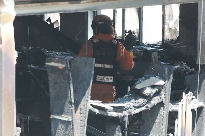소방재난본부 관계자가 3일 오전 화재가 발생한 서울 중구 신당동의 한 봉제공장에서 현장 검증을 하고 있다./뉴스1