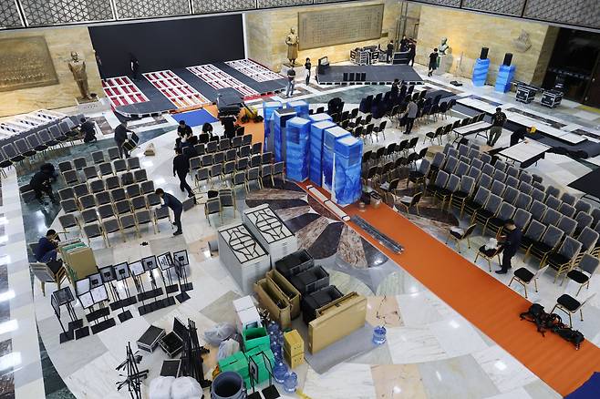 Staff members prepare for the presidential inauguration ceremony inside the Rotunda Hall of the National Assembly in Yeouido, Seoul, on the morning of June 3, 2025, the day of South Korea’s 21st presidential election./News1