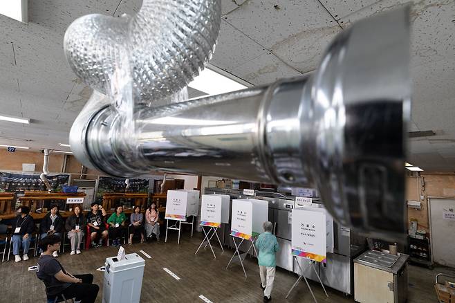 제21대 대통령 선거일인 3일 오전 경기 광명시의 한 음식점에 마련된 소하2동 제4투표소를 찾은 유권자가 투표하고 있다. /뉴스1