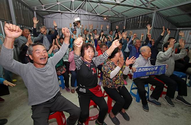3일 오후 이재명 더불어민주당 대통령 후보의 고향인 경북 안동시 예안면 도촌리 경로당에 모여여 출구조사 결과를 지켜던 주민들이 이재명 후보가 앞선다는 소식에 환호성을 터뜨리고 있다. /뉴스1