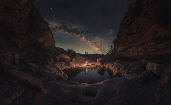 어둠 속의 빛. /루이스 메리노/2025 Milky Way Photographer of the Year