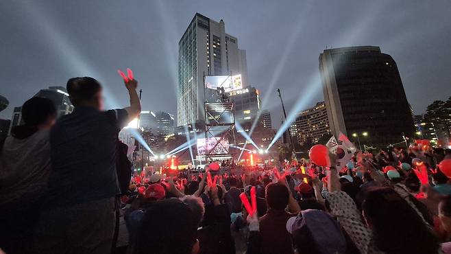 2일 서울시청 광장에서 김문수 국민의힘 대선 후보의 '피날레 유세'를 지지자들이 지켜보고 있다. /박숙현 기자