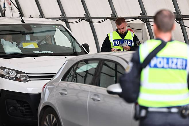 독일 국경 수비대 소속 경찰관들이 오스트리아와 독일 국경에서 여행자들을 검문하고 있다. /연합뉴스