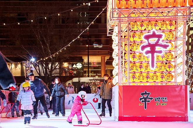 지난 2월 일본 삿포로 눈축제에 농심이 '신라면 아이스링크'를 만들면서 참여했다./농심 제공