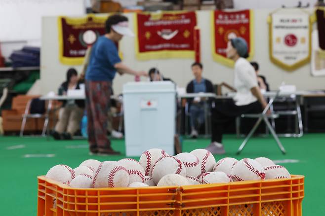 제21대 대통령선거 투표일인 3일 서울 중구 청구초등학교 야구부실내훈련장에 마련된 청구동제1투표소에서 유권자가 투표하고 있다. /연합뉴스