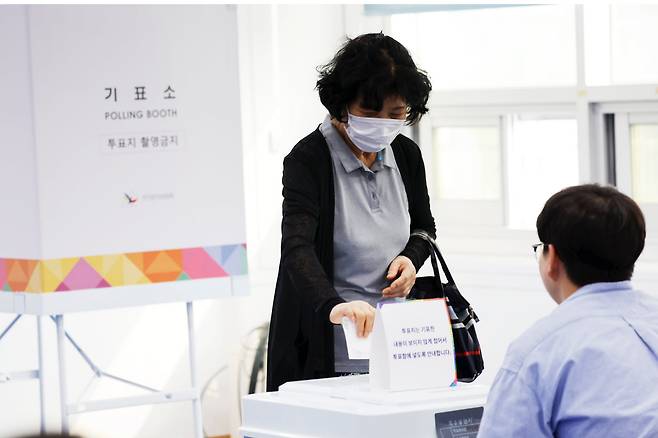 제21대 대통령선거일인 3일 오후 광주시 동구 학운동 제1투표소(청소년수련관)에서 유권자들이 투표를 하고 있다. /뉴스1