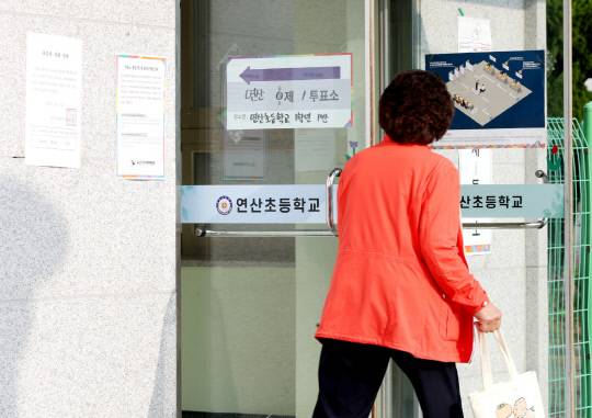 3일 오전 충남 논산시 연산면에 마련된 제1투표소에 한 유권자가 투표하러 가고 있다. 김영태 기자.