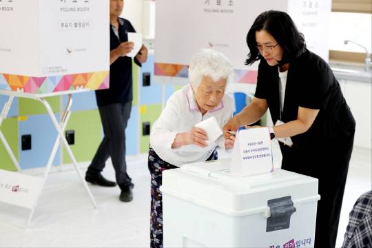 3일 오전 충남 논산시 연산면 제1투표소에서 시민들이 투표하고 있다. 김영태 기자.