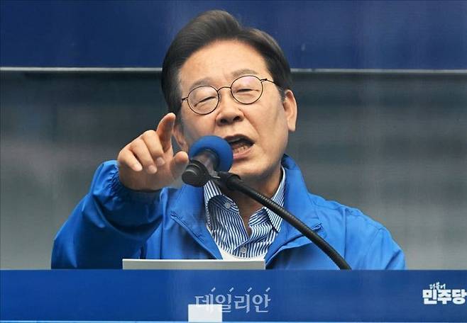 이재명 더불어민주당 대선 후보가 2일 오후 경기 광명시 철산로데오 광장에서 열린 유세에 참석해 연설을 하고 있다. ⓒ데일리안 홍금표 기자