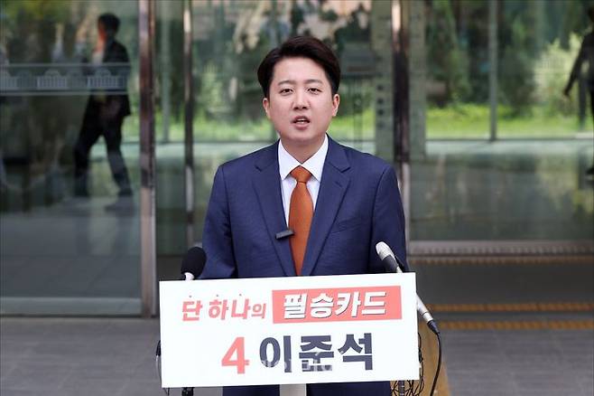 이준석 개혁신당 대선 후보가 지난달 27일 오후 국회 소통관 앞에서 김문수 국민의힘 대선 후보의 사퇴를 촉구하며 기자회견을 열고 있다. ⓒ데일리안 홍금표 기자