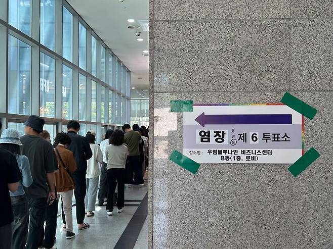 제21대 대통령선거일인 3일 오전 서울시 강서구 염창동 제6투표소에서 유권자들이 투표하고 있다. ⓒ데일리안 정지수 기자