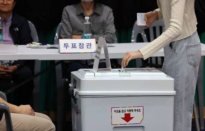 제21대 대통령선거 투표일인 3일 오후 울산 남구 월평초등학교 체육관에 설치된 신정4동 제2투표소에서 한 유권자가 기표를 마친 투표지를 투표함에 넣고 있다. ⓒ연합뉴스