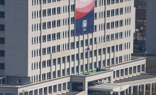 지난 4월 4일 헌법재판소의 윤석열 전 대통령에 대한 헌법재판소의 파면 선고가 내려지기 전 용산 대통령실에 봉황기가 게양돼 있다. 파면 선고 이후 대통령실 관계자들 봉황기를 내리고 있다. ⓒ사진공동취재단