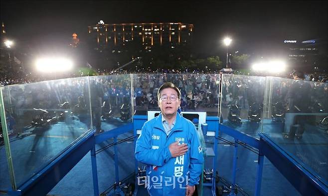 이재명 더불어민주당 대선 후보가 2일 오후 서울 영등포구 여의도공원에서 열린 마지막 선거유세에서 애국가를 제창하고 있다. ⓒ데일리안 홍금표 기자