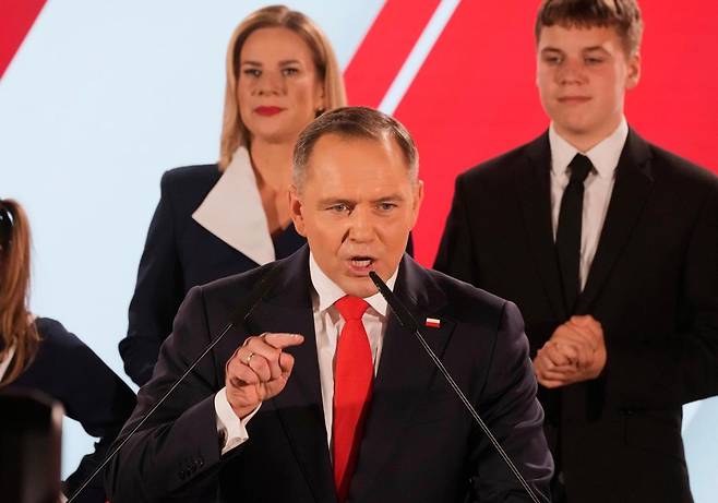 1일 폴란드 대선 결선투표에서 이긴 카롤 나브로츠키 후보(앞줄)가 승리를 확정한 후 수도 바르샤바에서 지지층에게 연설하고 있다. 바르샤바=AP 뉴시스