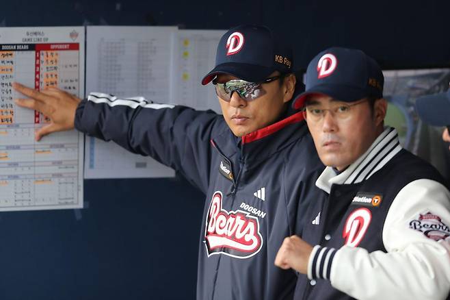 이승엽 두산 감독(왼쪽)이 성적 부진의 책임을 지고 2일 자진 사퇴했다. 이 감독 부임 후 2년 연속 와일드카드 결정전에서 시즌을 마쳤던 두산은 올해는 2일 현재 23승 32패 3무(승률 0.418)로 9위에 처져 있다. 이 감독이 자리에서 물러나면서 3일 KIA전부터 조성환 퀄리티컨트롤 코치(오른쪽)가 감독대행을 맡는다. 두산 제공