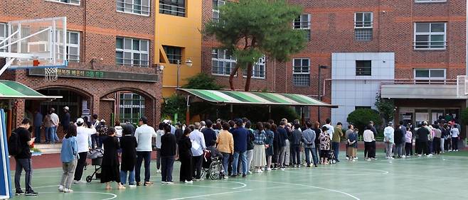 제21대 대통령선거일인 3일 오전 서울 서초구 서초4동 제3투표소가 설치된 원명초등학교에서 주민들이 길게 줄서서 투표를 기다리고 있다. 2025.6.3/뉴스1