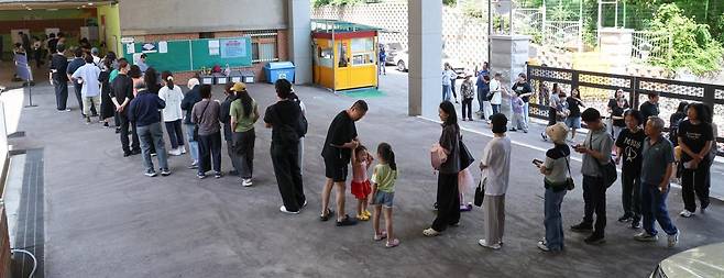 제21대 대통령 선거 투표일인 3일 서울 강북구 삼각산초등학교에 마련된 투표소에서 유권자가 투표를 하기 위해 투표를 하기 위해 줄을 서 있다. 2025.6.3/뉴스1