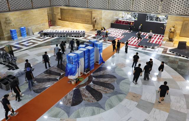 제21대 대통령선거 투표일인 3일 서울 여의도 국회 로텐더홀의 모습.  대통령 취임식 준비를 하는 것으로 보인다. 연합뉴스.