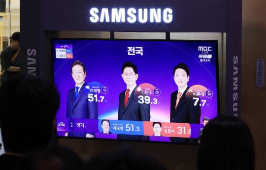 제21대 대통령선거가 치러진 3일 서울역 대합실에서 시민들이 TV를 통해 선거 출구조사 결과 발표 방송을 지켜보고 있다. 연합뉴스