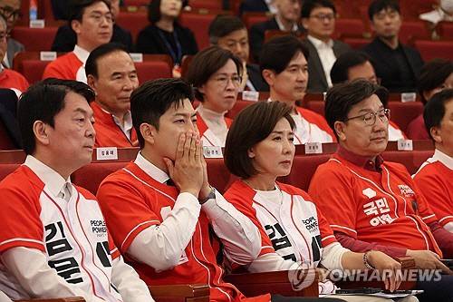 김용태 국민의힘 비상대책위원장, 권성동 원내대표, 안철수, 나경원 의원 등이 3일 서울 여의도 국회도서관에 마련된 국민의힘 제21대 대통령선거 개표상황실에서 방송사 출구조사 결과를 지켜보고 있다.  [공동취재]