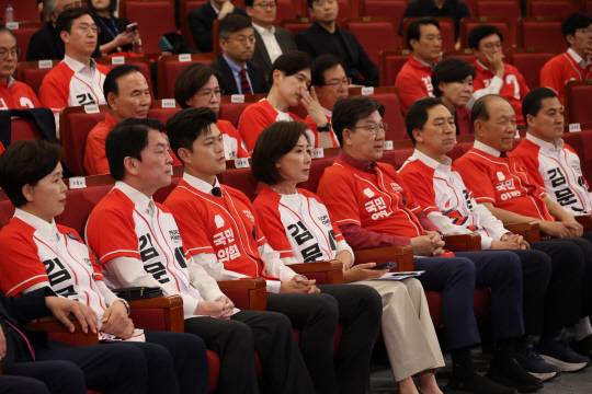 김용태 국민의힘 비상대책위원장, 권성동 원내대표, 안철수, 나경원 의원 등이 3일 국회도서관에 마련된 당 제21대 대통령선거 개표상황실에서 방송사 출구조사 결과를 지켜보고 있다. [공동취재]