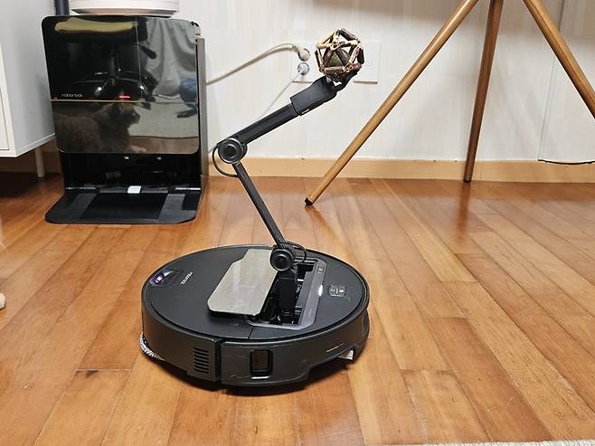 사로스 Z70이 나무로 된 반려동물의 장난감을 인식하고 집어든 모습. (사진=배옥진)