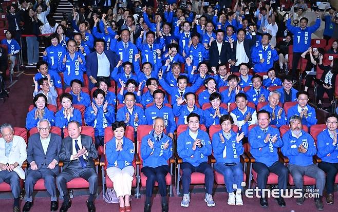 제21대 대통령 선거가 실시된 3일 서울 여의도 국회에 마련된 더불어민주당 개표 상황실에서 윤여준 총괄상임선대위원장, 박찬대 총괄상임선대위원장 등 당직자들이 방송사 출구조사 결과를 확인하며 환호하고 있다. 이동근기자 foto@etnews.com