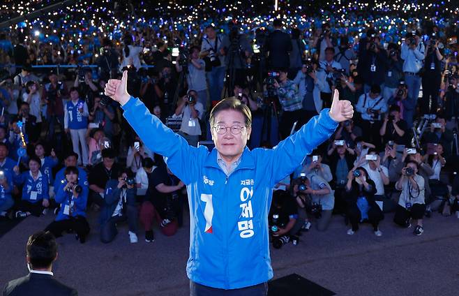 더불어민주당 이재명 대선 후보가 선거를 하루 앞둔 2일 서울 여의도공원 마지막 유세에서 연설을 마친 뒤 시민들에게 인사하고 있다. 연합뉴스